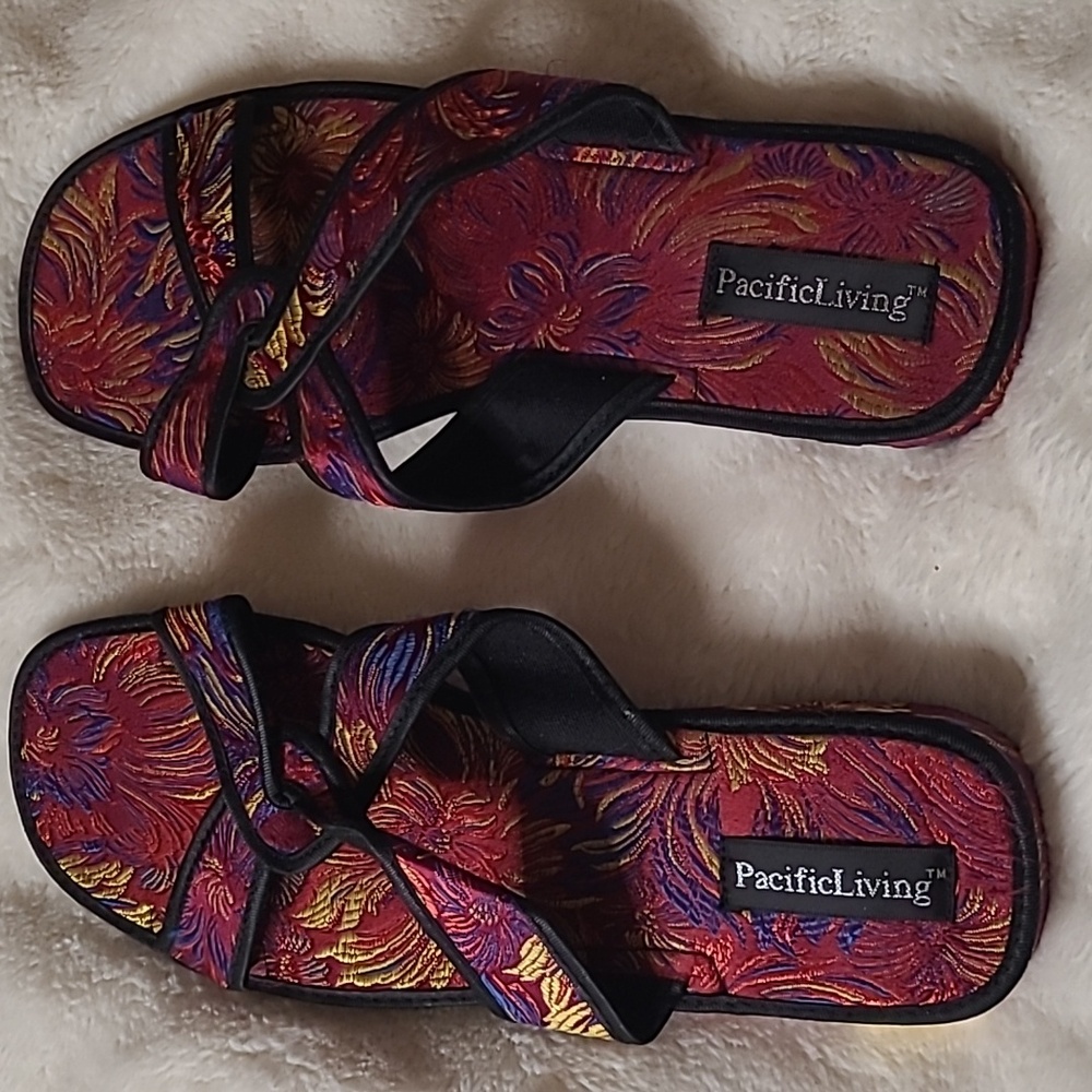 3/$15🚨WAS $45 PACIFIC LIVING Slides size 11 - Picture 1 of 10